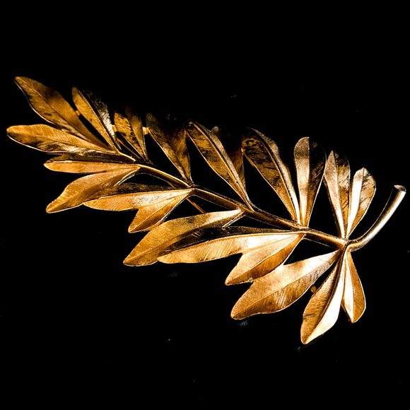 Vintage Large Crown Trifari Gold Tone Leaf Brooch - Picture 2 of 4